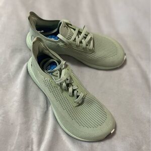 Flux women’s Adapt Runner Calcite  size 10 sneaker